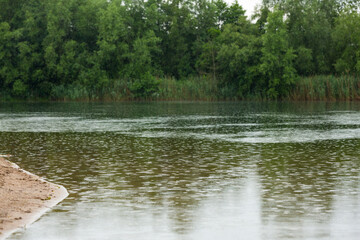 Regentropfen auf einem See als Wettervorhersage
