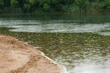 Regentropfen auf einem See als Wettervorhersage