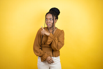 Fototapeta premium African american woman wearing casual clothes smiling and pointing with hand and finger to the side