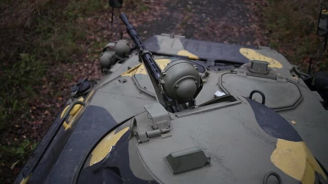 The armored vehicle turns the gun turret.