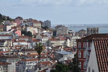 Widok z bulwaru Avenida da Liberdade na Lizbone Portugalia Portas do Sol

 - obrazy, fototapety, plakaty