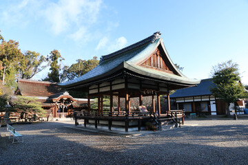 Naklejka premium 快晴に照らし出された師走の梅宮大社