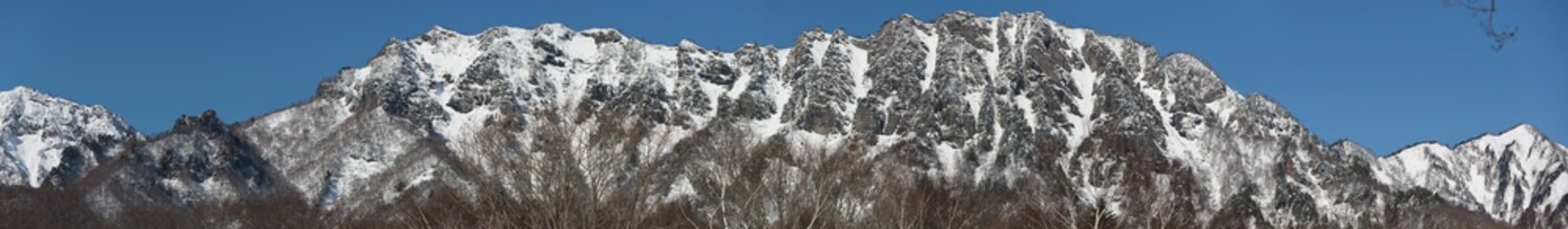 Fototapeta na wymiar 戸隠山険しい稜線のパノラマ