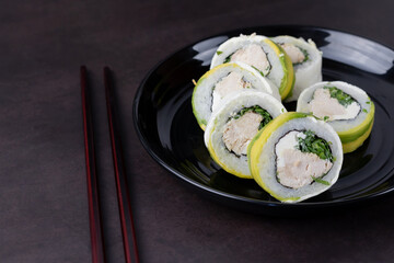 Sushi y hand rolls asiáticos