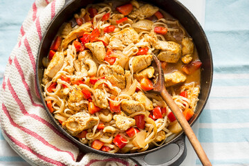 Noodle with hoisin soy sauce chicken, red pepper and peanuts

