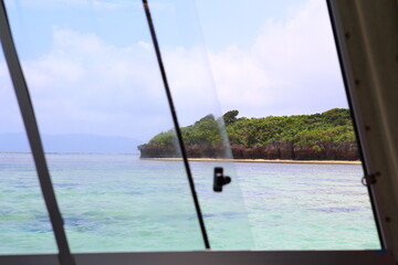 Fototapeta na wymiar グラスボートから見た海と島
