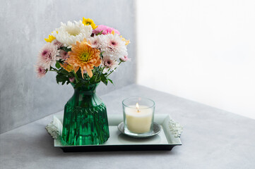お悔やみの花とキャンドル