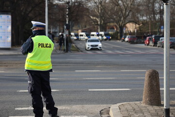 Policjant drogówki na patrolu w mieście. 