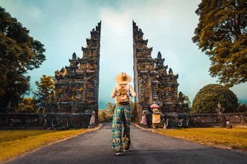 Deurstickers Bali Vrouw met rugzak die Bali, Indonesië verkent.