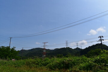 町外れに佇む送電塔の群れ