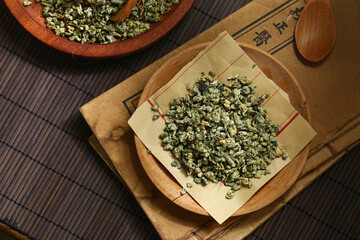 lotus leaf tea in wooden tray