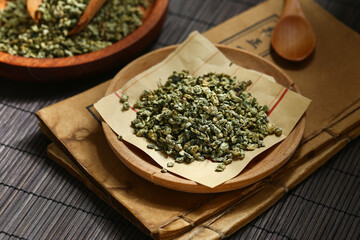 lotus leaf tea in wooden tray