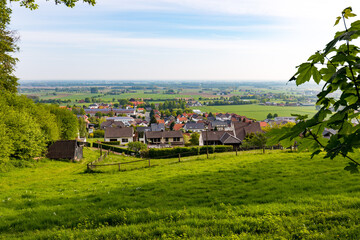 Kleine Ortschaft mit Einfamilienhäusern am Fuße eines Hügels © Christian Schwier