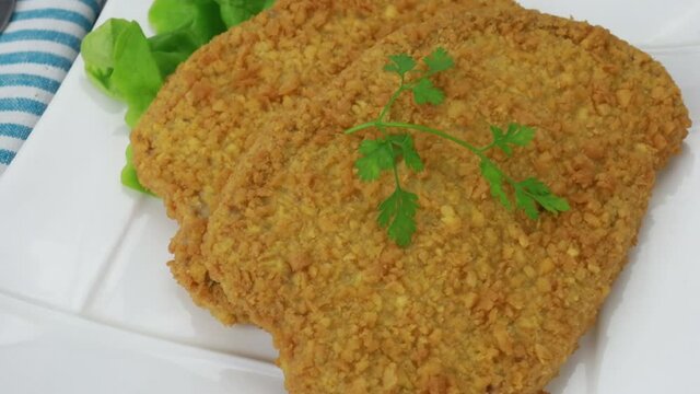 escalopes pan&eacute;es dans une assiette