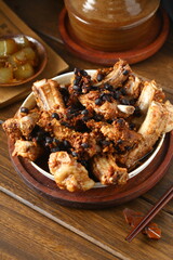 Steamed ribs with tempeh on wooden table
