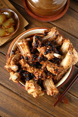 Steamed ribs with tempeh on wooden table