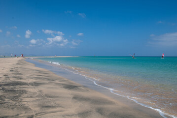 Fototapeta na wymiar wunderschöner Sandstrand an der Costa Calma auf Fuerteventura mit türkisfarbendem Wasser im Sommer