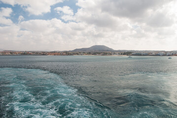 die kanarische Insel Fuerteventura von einem ablegenden Schiff aus