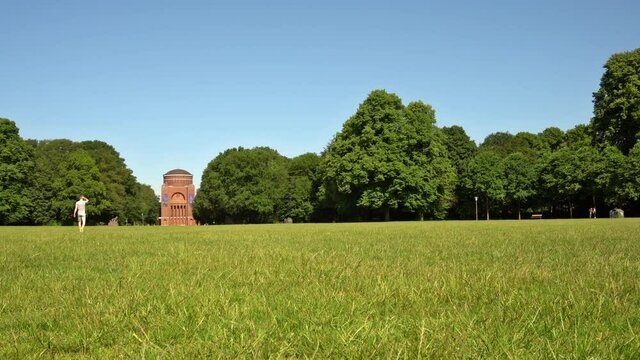 Hamburg Stadtpark Wiese und B&auml;ume im Sommer mit Blick auf das Planetarium