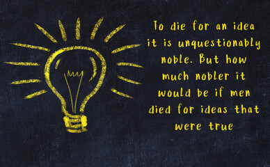Black chalkboard with a bulb sketch and smart quote - obrazy, fototapety, plakaty