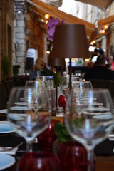 Ordentlich angeordnete Wein Gläser auf einem gedeckten Tisch in einem Restaurant in Durbrovnik in Kroatien