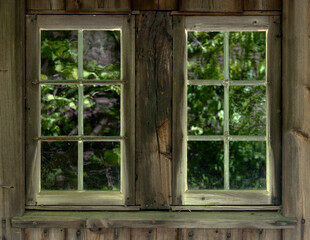 Vieille fenêtre sur maison en bois à Oslo, Norvège
