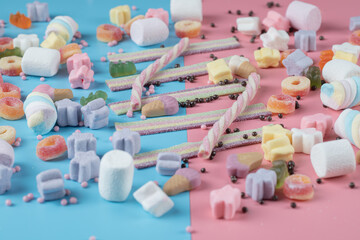 Jellybeans and marshmallow mix on a blue background - obrazy, fototapety, plakaty