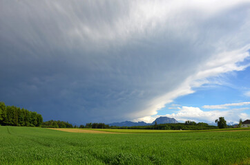 Himmel mit Wolken vor dem Traunstein im Salzkammergut, Oberösterreich, Österreich, Europa - Sky...