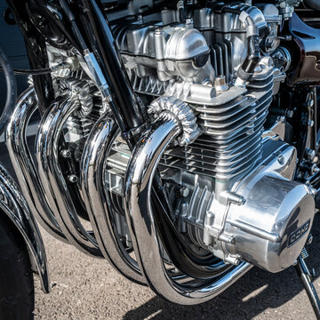 moteur moto quatre cylindres