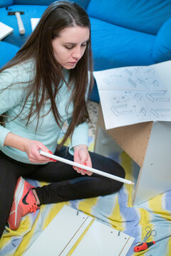 mujer montando mueble