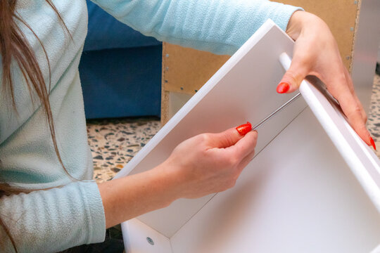 mujer montando mueble