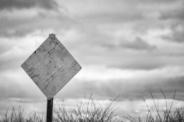 Cartel o señal de aviso, en la naturaleza, para avisar con cualquier mensaje