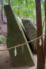 苔生した花崗岩の巨石。神社の参道の注連縄、しめ縄、紙垂、四手、しで。一刀石のある、奈良県奈良市天石立神社。柳生戸岩谷。鬼滅の刃聖地巡礼。柳生街道。