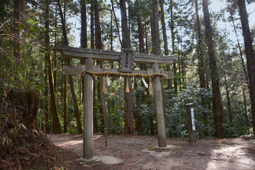 石の鳥居。一刀石のある、奈良県奈良市天石立神社。柳生戸岩谷。鬼滅の刃聖地巡礼。アニメ、コミック、鬼滅の刃聖地巡礼。柳生街道。主人公竈門炭治郎の修行の地に似た境内。