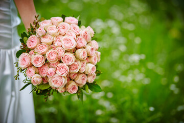bride holding bouquet of flowers
