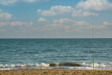 Caña de pescar en la playa