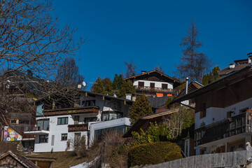 Fototapeta na wymiar Wohnsiedlung am Berghang