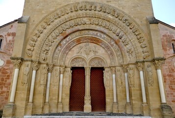Fototapeta na wymiar Porche d’entrée de l’église Sainte-Foy à Morlaàs dans le Béarn