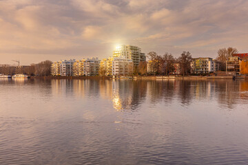 Fototapeta premium Berlin Spreeufer, Stralau, Rummelsburger Bucht, Treptow, Spree, Wohnen am Wasser