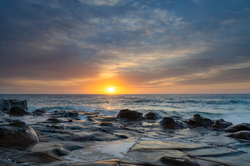 Obraz premium High Cloud Sunrise Seascape from Rock Platform