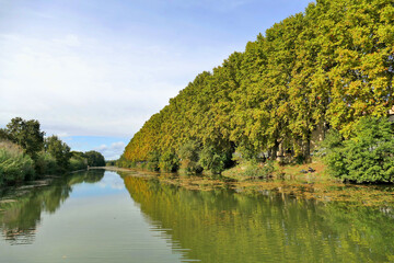 Les rives du fleuve Vidourle à Sommières en automne
