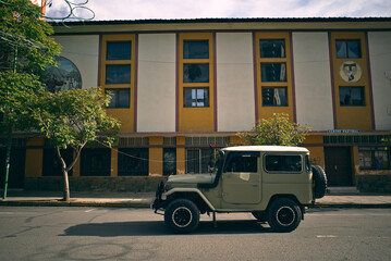 Obraz na płótnie Canvas car in front of a house