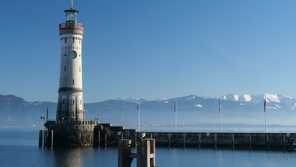 Lindau, Deutschland: Die Alpen rangen hinter dem Leuchtturm auf © KK imaging