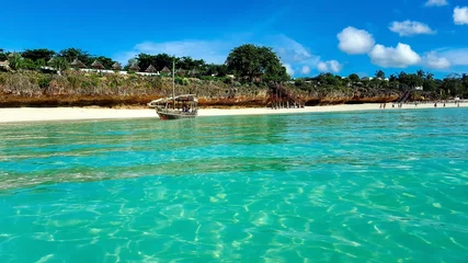 Foto op Plexiglas Nungwi Strand, Tanzania Kristalheldere oceaan. Nungwi Beach, Zanzibar, Tanzania