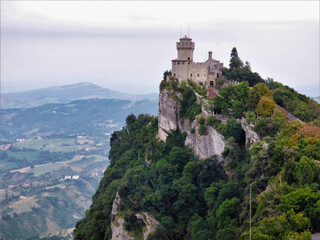 Naklejka premium Torre de la Fratta vista desde la Torre Guaita, en San Marino; con la abundante vegetación del Monte Titano