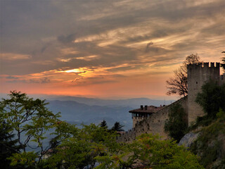 Torre Guaita, uno de los castillos más importantes de la pequeña República de San Marino, con la...