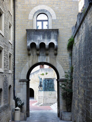 Calle con arco y estatua al fondo en el centro histórico de San Marino