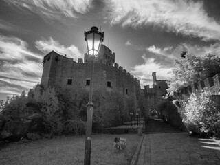 Naklejka premium Imagen en blanco y negro infrarrojo de las fortalezas de San Marino