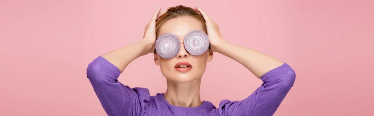 frau in brille mit zwiebelringen, die den kopf berührt, während sie isoliert auf rosa, banner posiert © LIGHTFIELD STUDIOS