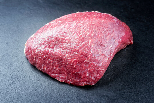 Rohes dry aged Wagyu Rump Steak vom Rind angeboten als close-up auf schwarzen Hintergrund mit Textfreiraum